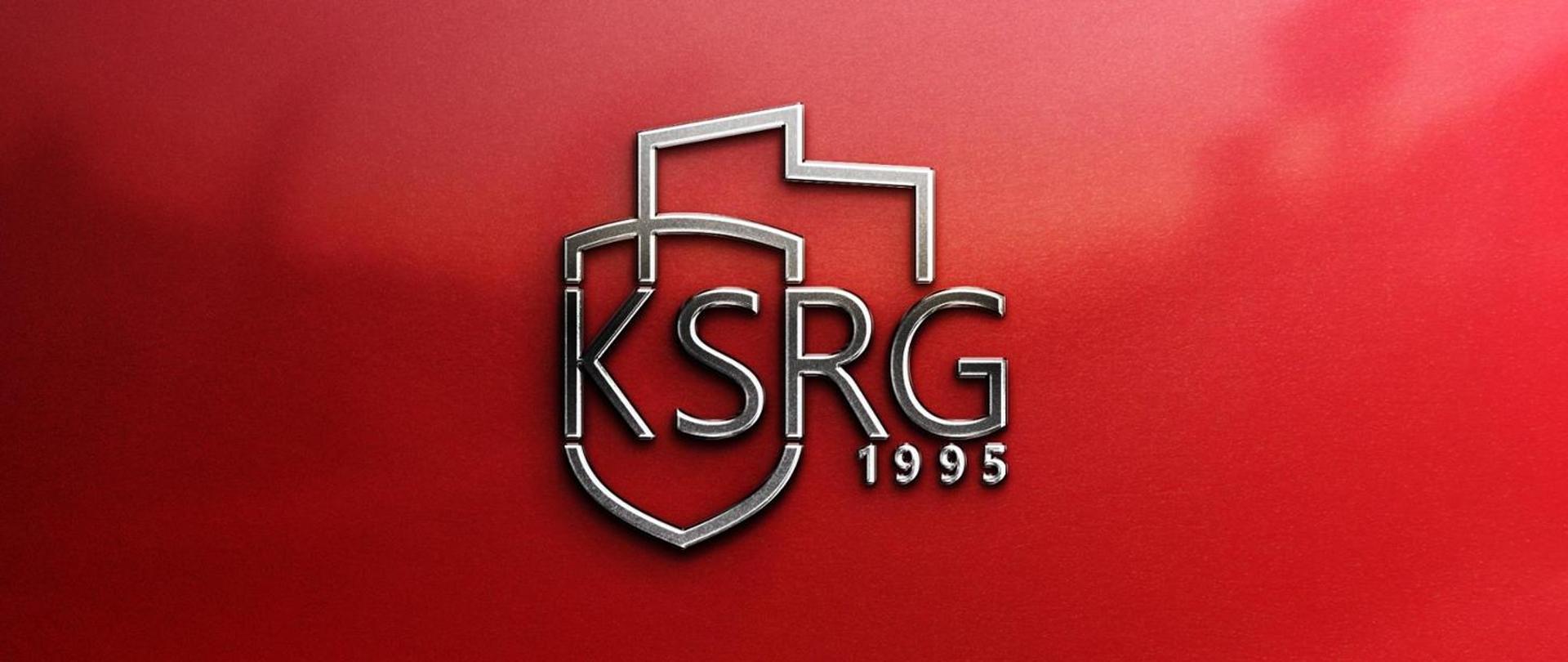 Napis KSRG 1995 na czerwonym tle