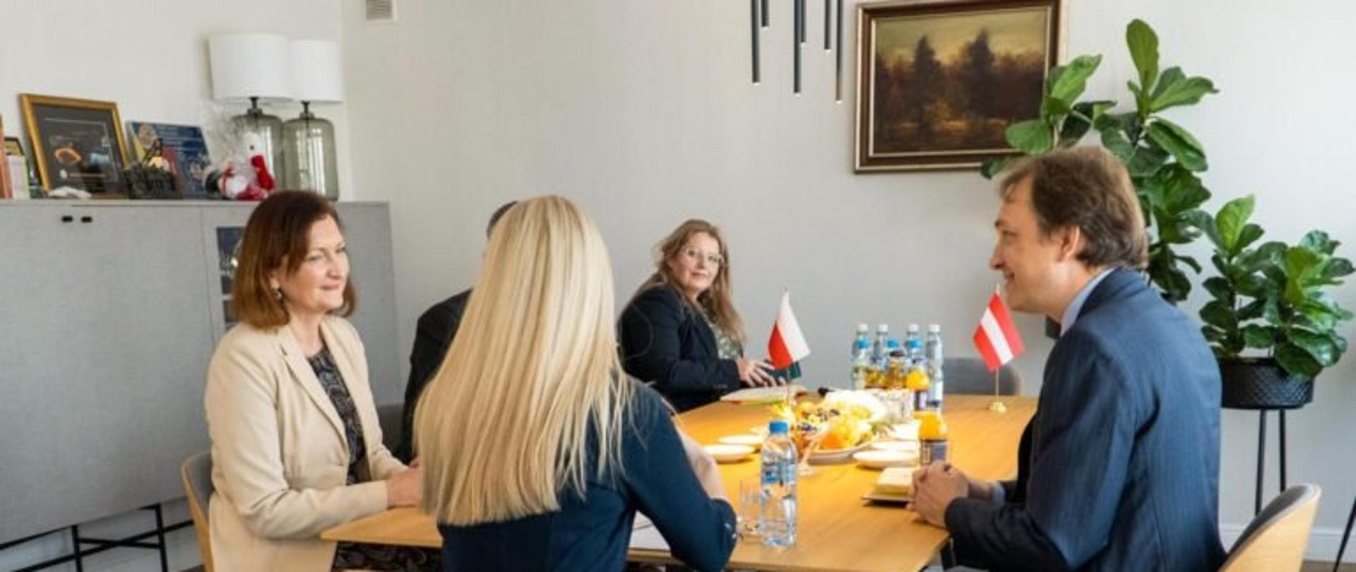 Wojewoda podkarpacki Ewa Leniart rozmawia z konsulem generalnym Austrii podczas wizyty kurtuazyjnej