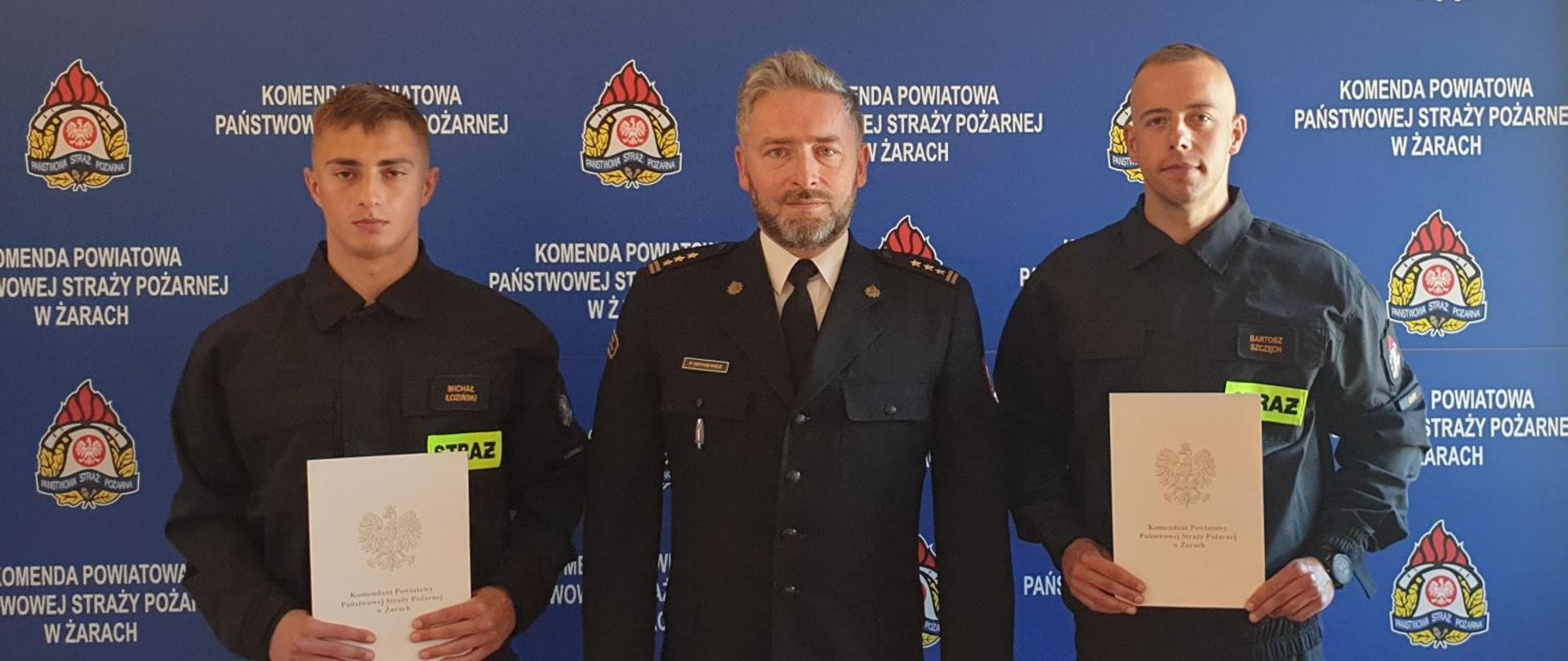 strażacy otrzymujący mianowanie do służby z komendantem 