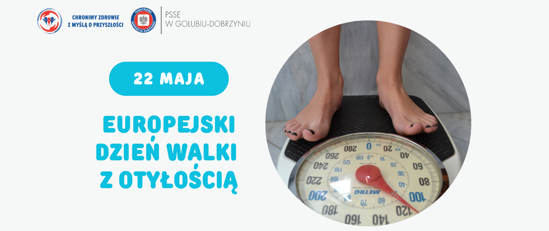 Na jasnym tle po lewej stronie logotyp Państwowej Inspekcji Sanitarnej oraz Powiatowej Stacji Sanitarno-Epidemiologicznej w Golubiu-Dobrzyniu. Niżej błękitny napis: "22 maja Europejski Dzień Walki z Otyłością". Po prawej stronie grafika wagi łazienkowej i stojącej na nich stopach.