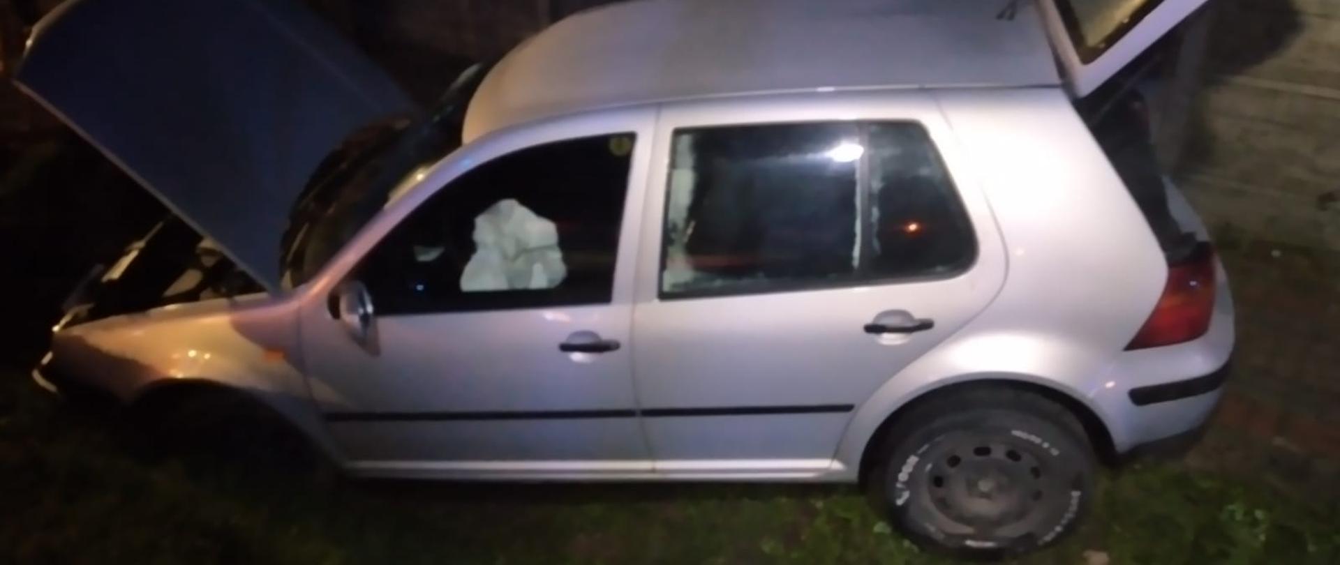 Zdjęcie przedstawia samochód osobowy, który brał udział w zdarzeniu