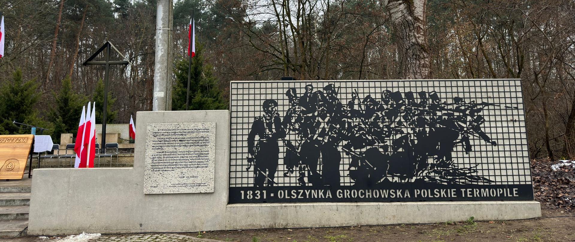 Na zdjęciu widoczny pomnik z napisem "1831- Olszynka Grochowska Polskie Termopile"