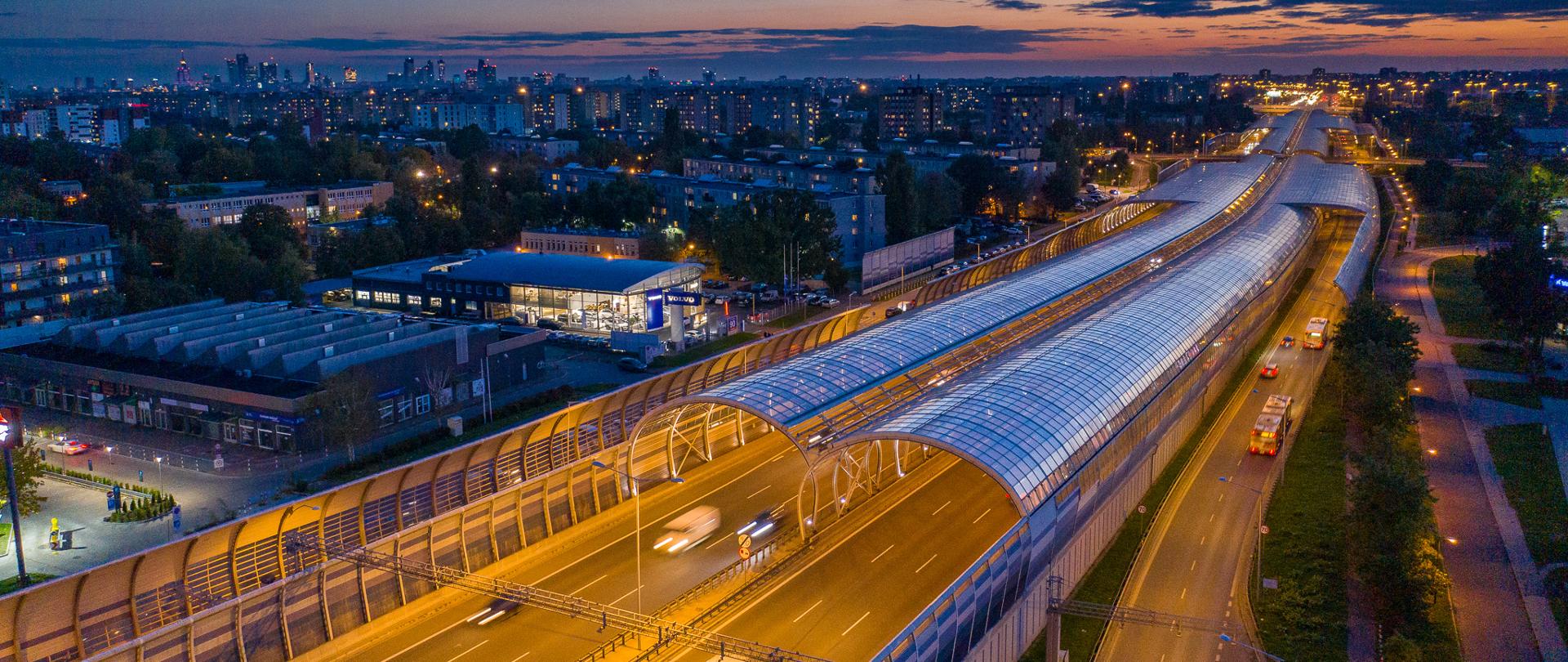 S8 Trasa Toruńska widziana z powietrza po zmroku