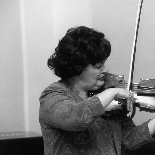 Zdjęcie Jadwigi Kaliszewskiej grającej na skrzypcach.