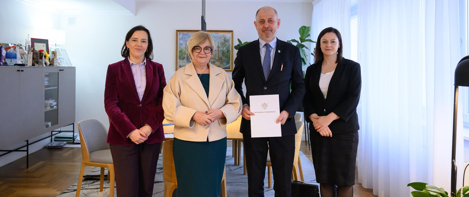 Zdjęcie przedstawia uczestników spotkania u wojewody