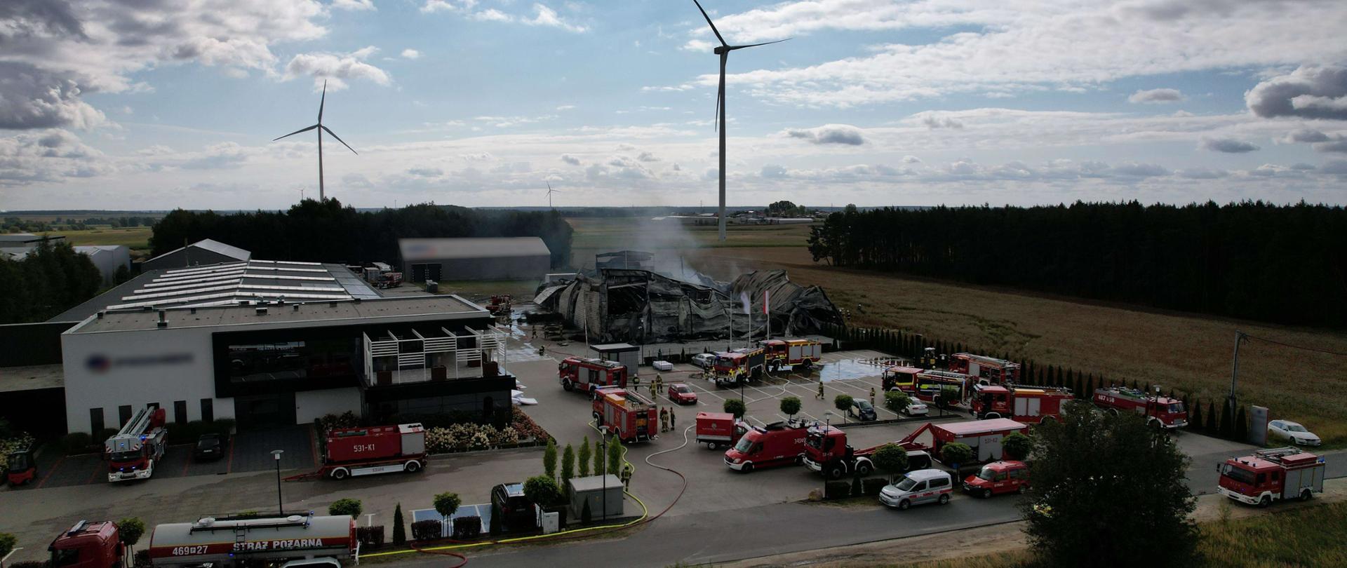 Pożar hali magazynowej.