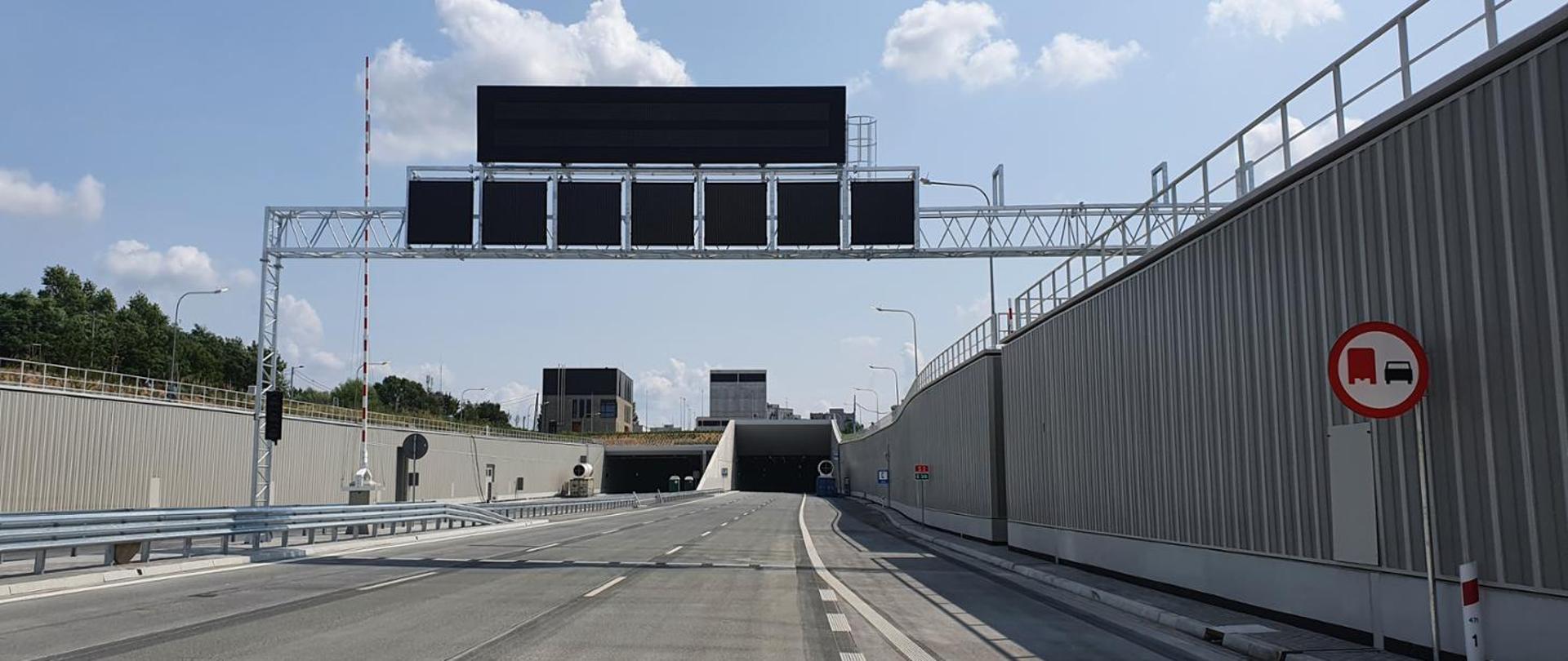 Na zdjęciu widoczny jest wjazd do tunelu pod Ursynowem w Warszawie.