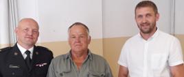 Wręczenie decyzji o przyznaniu świadczenia ratowniczego- na zdjęciu: Z-ca Komendanta Powiatowego PSP w Siemiatyczach, druh OSP, Wójt Gminy Mielnik