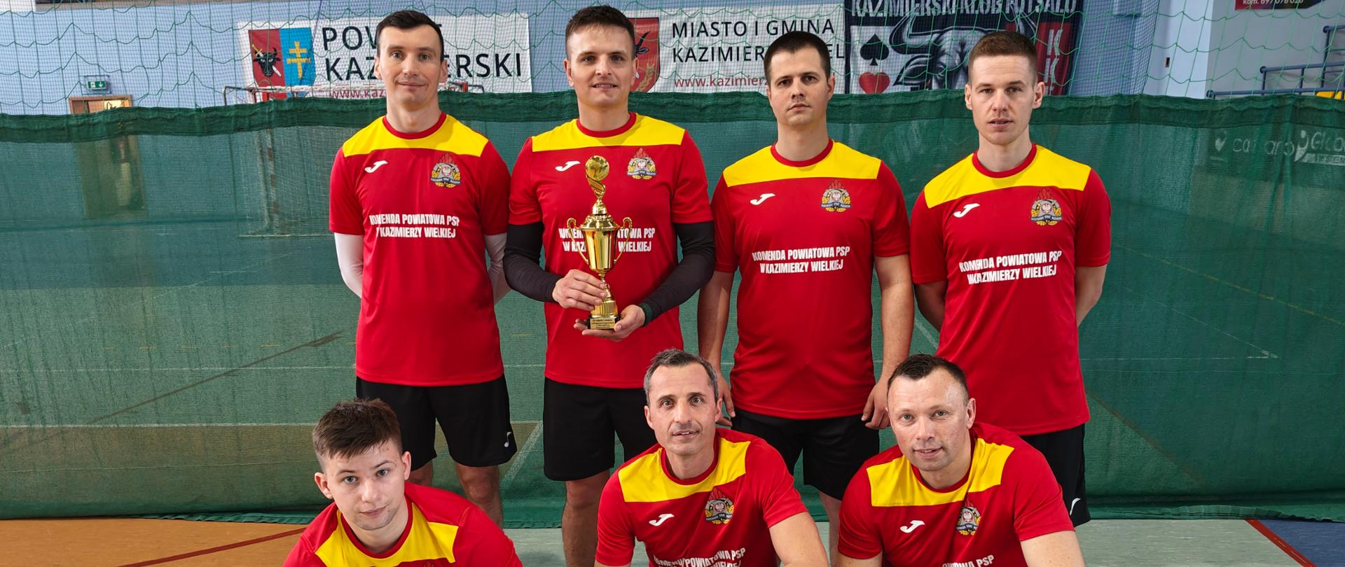sukces kazimierskich strażaków – awans do turnieju o mistrzostwo województwa świętokrzyskiego strażaków w piłkę siatkową