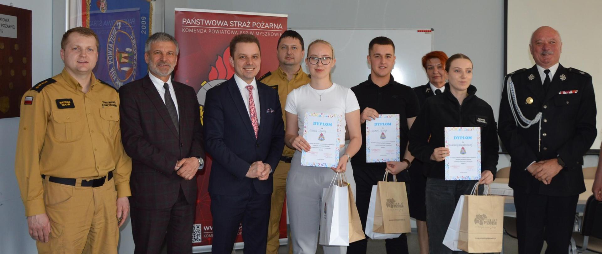 Zdjęcie przedstawia laureatów OTWP na szczeblu powiatu myszkowskiego wraz z organizatorami i fundatorami nagród.
