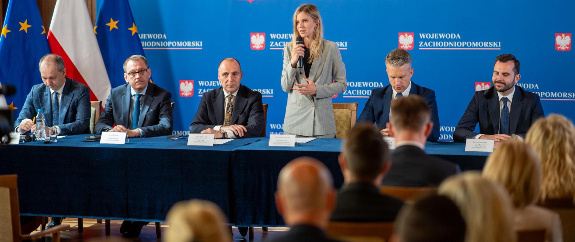 wiceminister przemawia podczas spotkania z samorządowcami