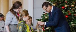 Premier Mateusz Morawiecki w trakcie przekazania Betlejemskiego Światła Pokoju w KPRM.