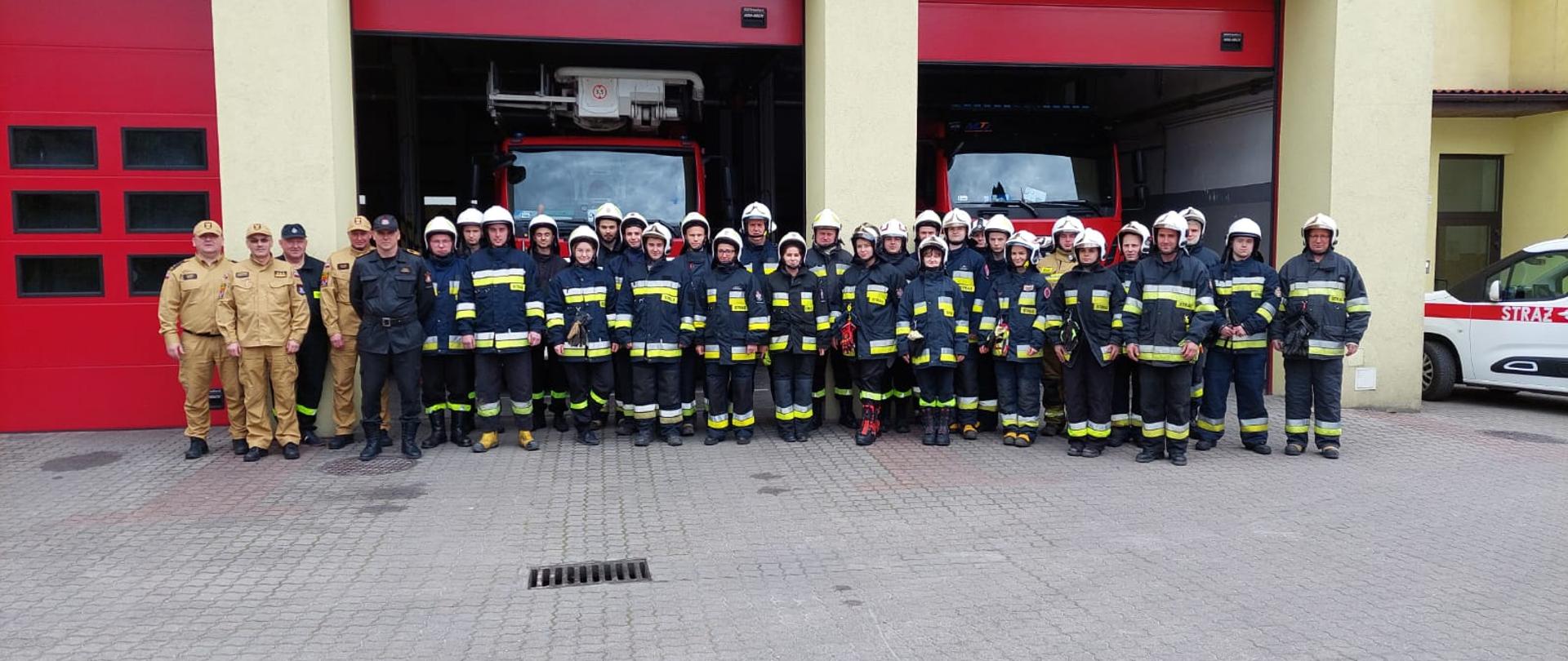 Nowi strażacy wraz z komisją egzaminacyjną przed budynkiem KP PSP w Mogilnie