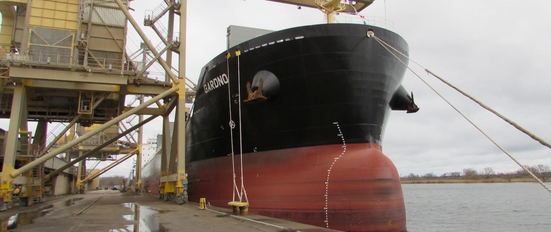 Statek PŻM m/s "Gardno" cumujący w doku