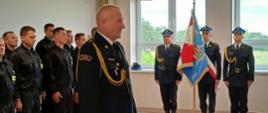 Na zdjęciu Zastępca Komendanta Powiatowego PSP w Rypinie mł. kpt. Marcin Czarnecki w tle Poczet Sztandarowy oraz zebrani strażacy