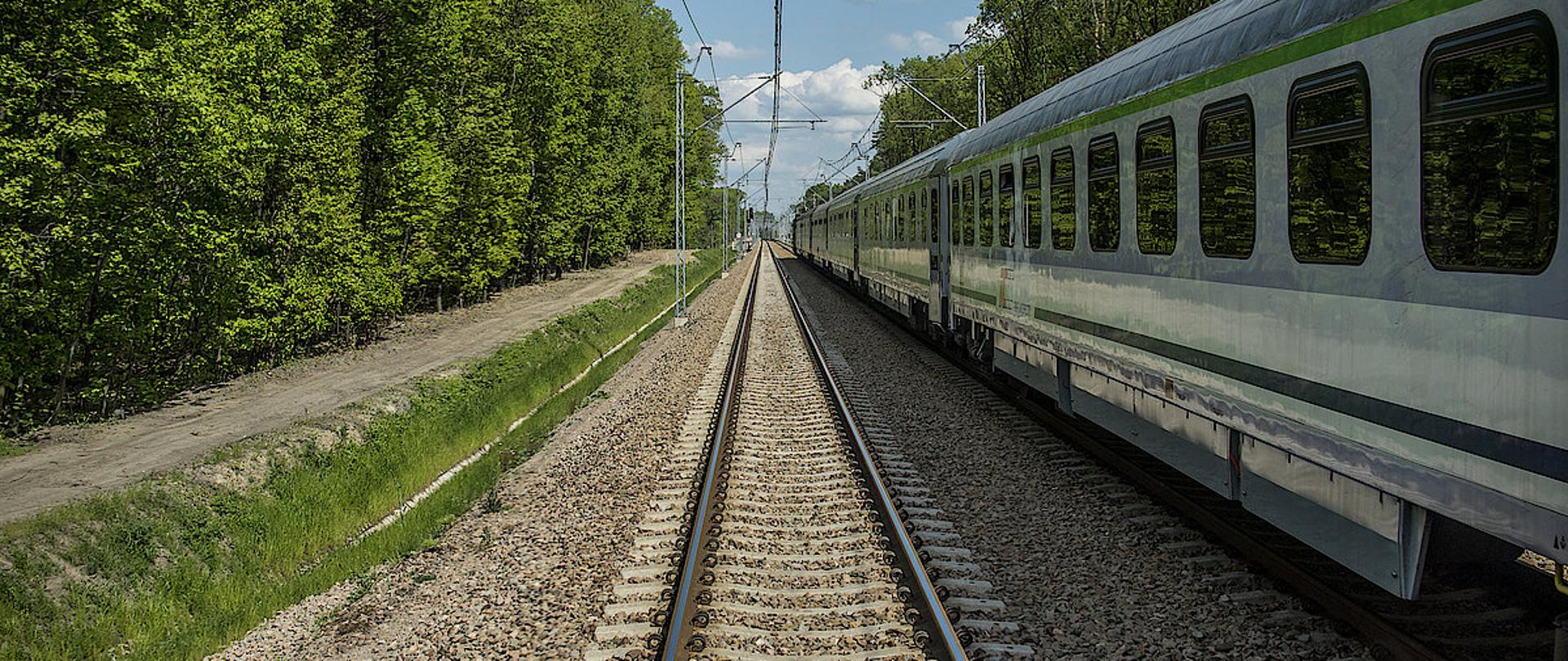 Tory kolejowe i pociąg