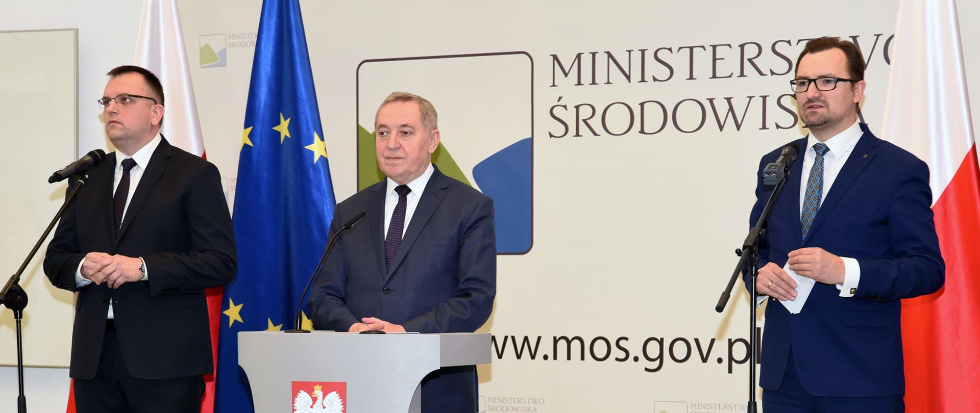(od lewej) dyrektor IOŚ-PIB Krystian Szczepański, minister Henryk Kowalczyk, wiceminister Sławomir Mazurek