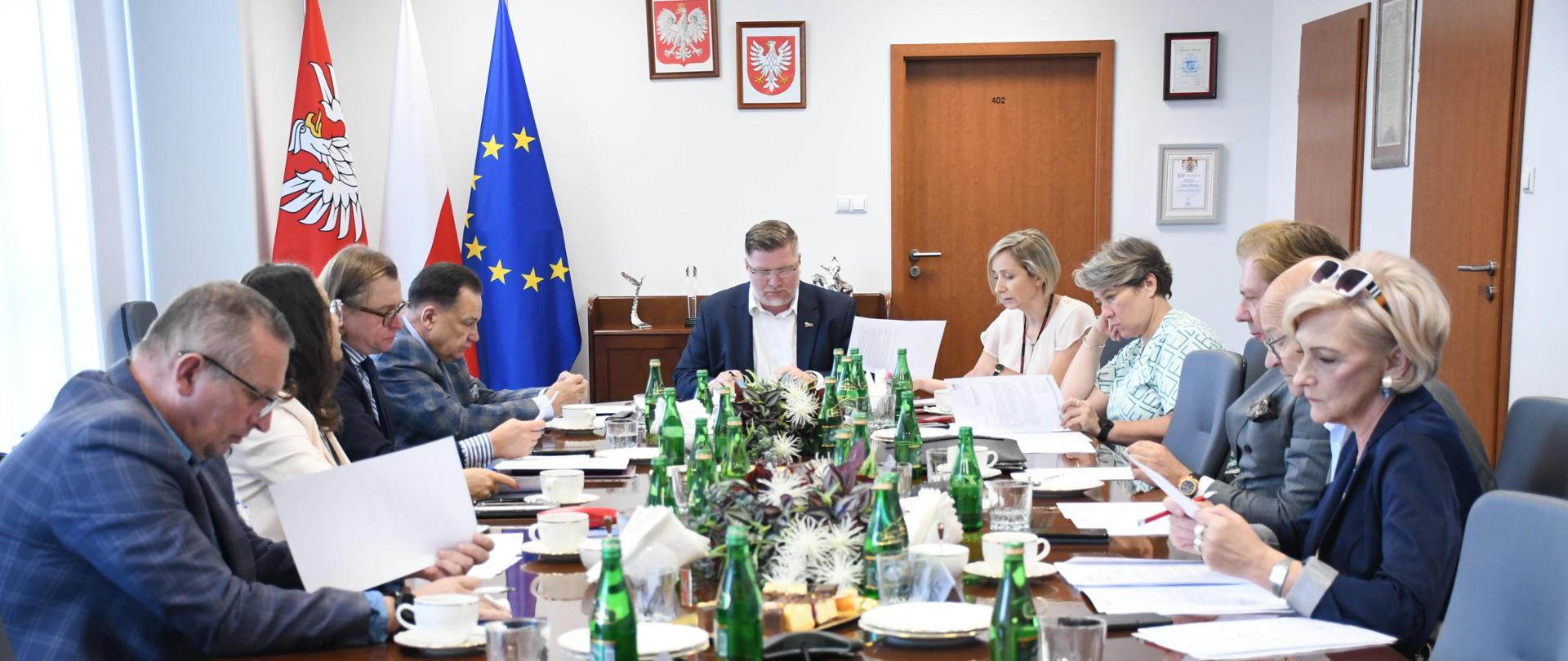 Na zdjęciu widać kobiety i mężczyzn