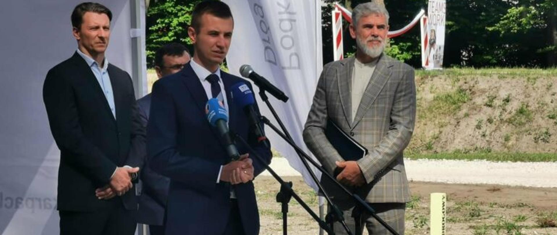 II wicewojewoda podkarpacki Radosław Wiatr zabiera głos podczas uroczystości 