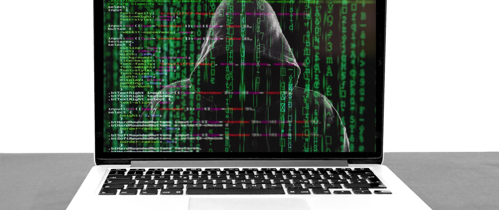 Osoba w kapturze na ekranie laptopa