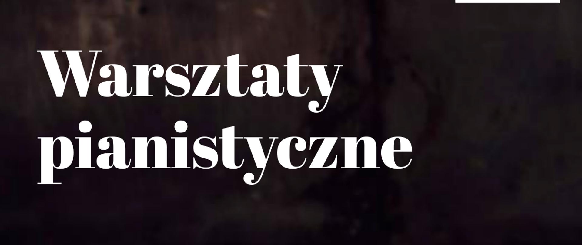 Tło plakatu w ciemnych brązach od góry, przechodzące w szarości u dołu. Przypomina strukturalnie drewno. Na plakacie informacje literami w kolorze biały. Od góry: "Państwowa Szkoła Muzyczna I i II st. im. K. Szymanowskiego w Zamościu", obok po prawej-logo szkoły. Poniżej: "Warsztaty pianistyczne". Poniżej: "Prof. AM w Łodzi Wojciech Kubica". Poniżej: "9-10.11.2023". U dołu: "Aula PSM w Zamościu".