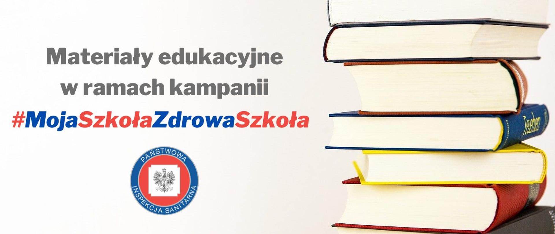 Grafika przedstawia napis „Materiały edukacyjne w ramach kampanii #MojaSzkołaZdrowaSzkoła”. Pod napisem widnieje logo Państwowej Inspekcji Sanitarnej a po prawej grafika przedstawia stos książek.