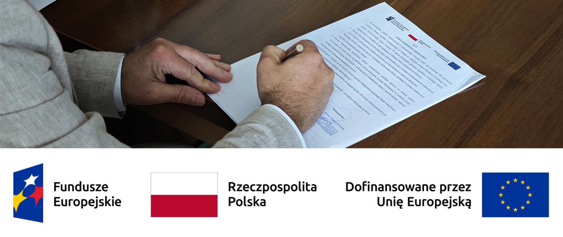 Podpisywanie dokumentów; poniżej logotypy Funduszy Europejskich, Polski i Unii Europejskiej.