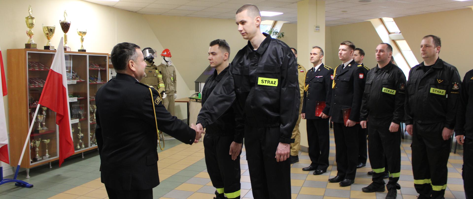 Komendant Powiatowy podaje dłoń nowo przyjętemu do służby funkcjonariuszowi