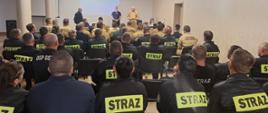 Szkolenie sędziów - strażacy słuchają na sali wykładowej