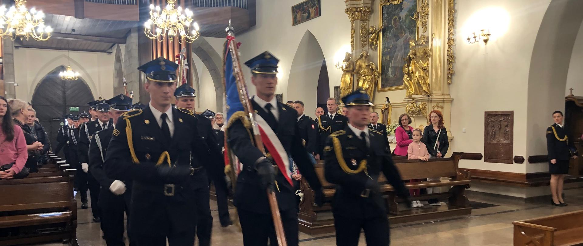 Poczty sztandarowe wchodzą do bazyliki w Nowym Sączu