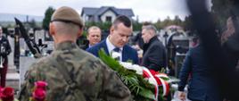 Maciej Kucharski, pełnomocnik wojewody łódzkiego ds. Kombatantów i Osób Represjonowanych składa kwiaty na grobie żołnierzy w Łękińsku. 