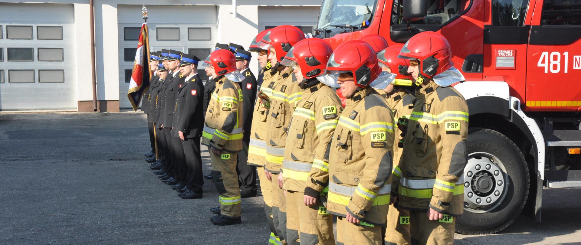 Uroczyste przekazanie samochodów lidzbarskim strażakom i druhom z powiatu lidzbarskiego