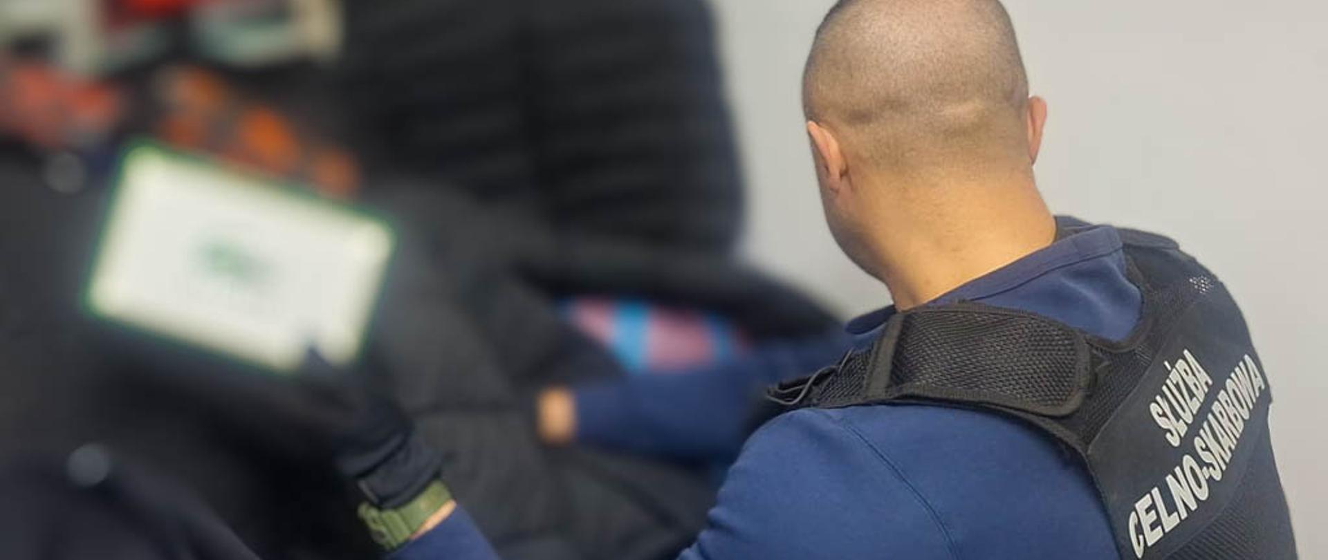 Funkcjonariusz z podrobionymi towarami