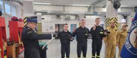 Uroczysta zbiórka z okazji ślubowania nowo przyjętych funkcjonariuszy oraz przejścia na zaopatrzenie dwóch strażaków