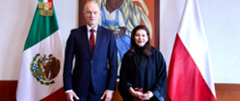 Wiceminister SZ PL i Podsekretarz SZ Meksyku na tle polskiej i meksykańskiej flagi