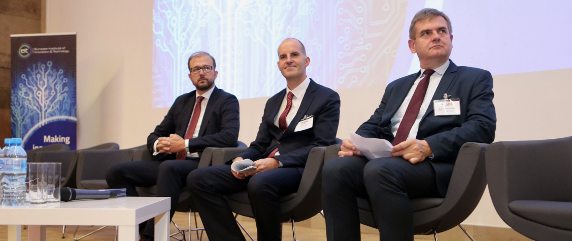 Na zdjęciu widać wiceministra Piotra Dardzińskiego i innych uczestników konferencji EIT.