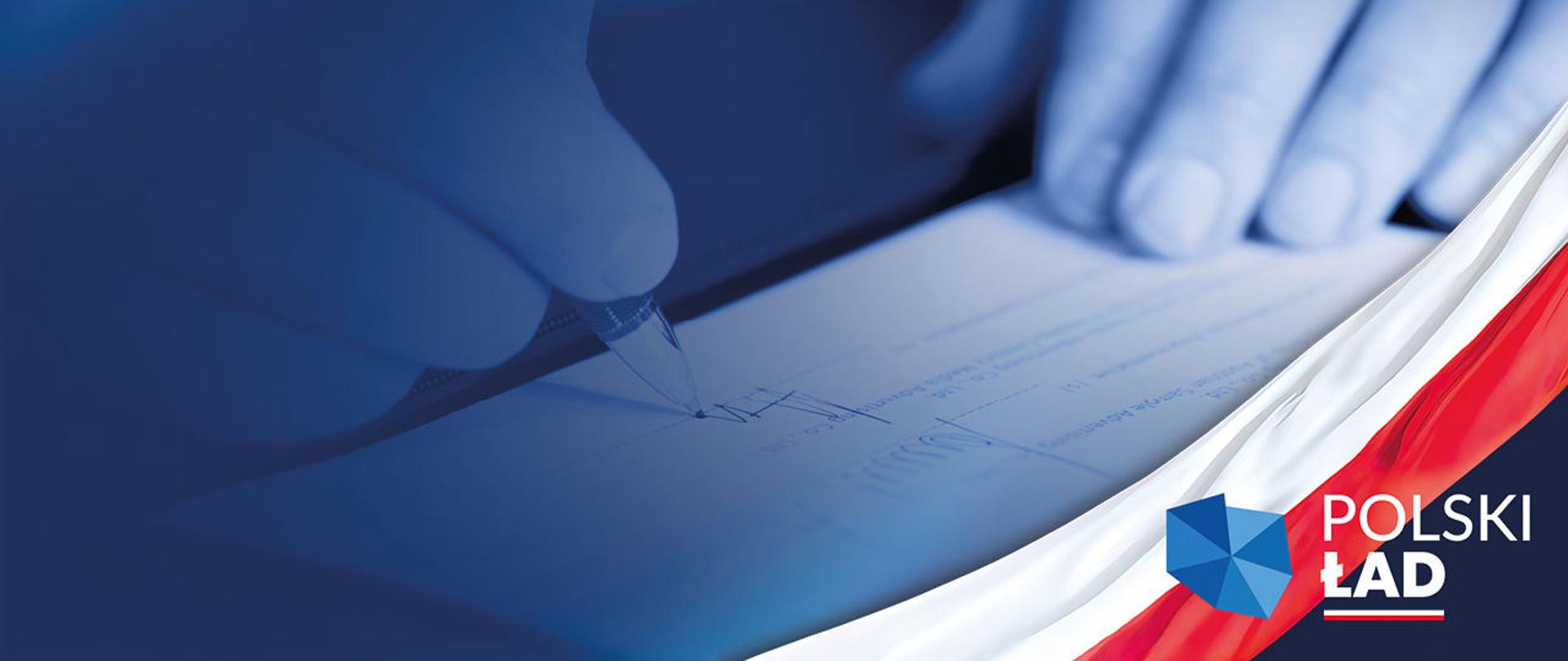 Grafika z logo Polski Ład i dłoń z długopisem, podczas podpisywania dokumentu.