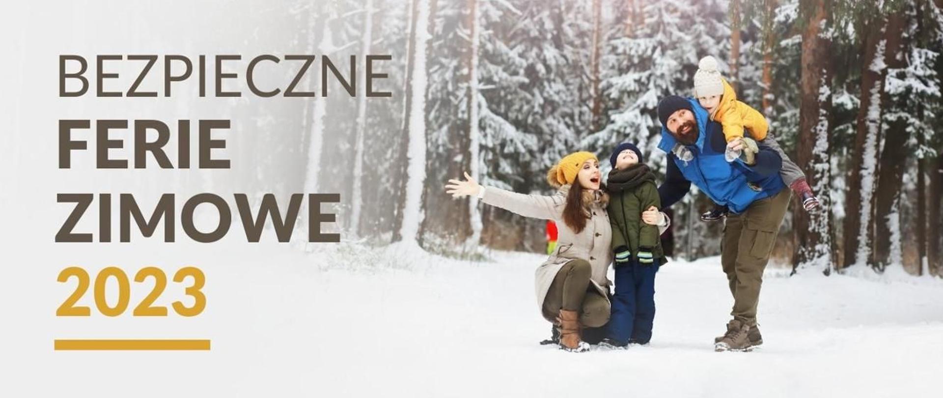 Zdjęcie przedstawia rodzinę na tle lasu na śniegu