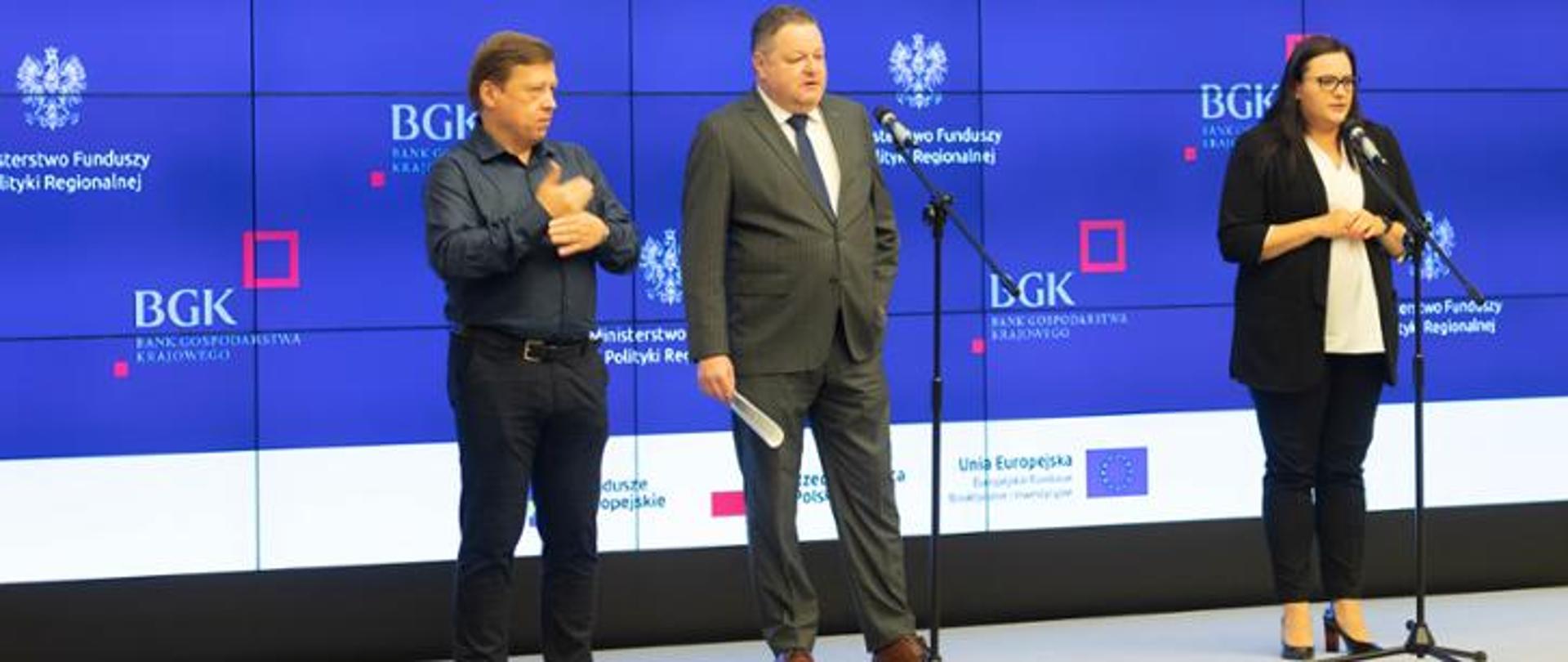 Niebieskie tło z logiem BGK i MFiPR.