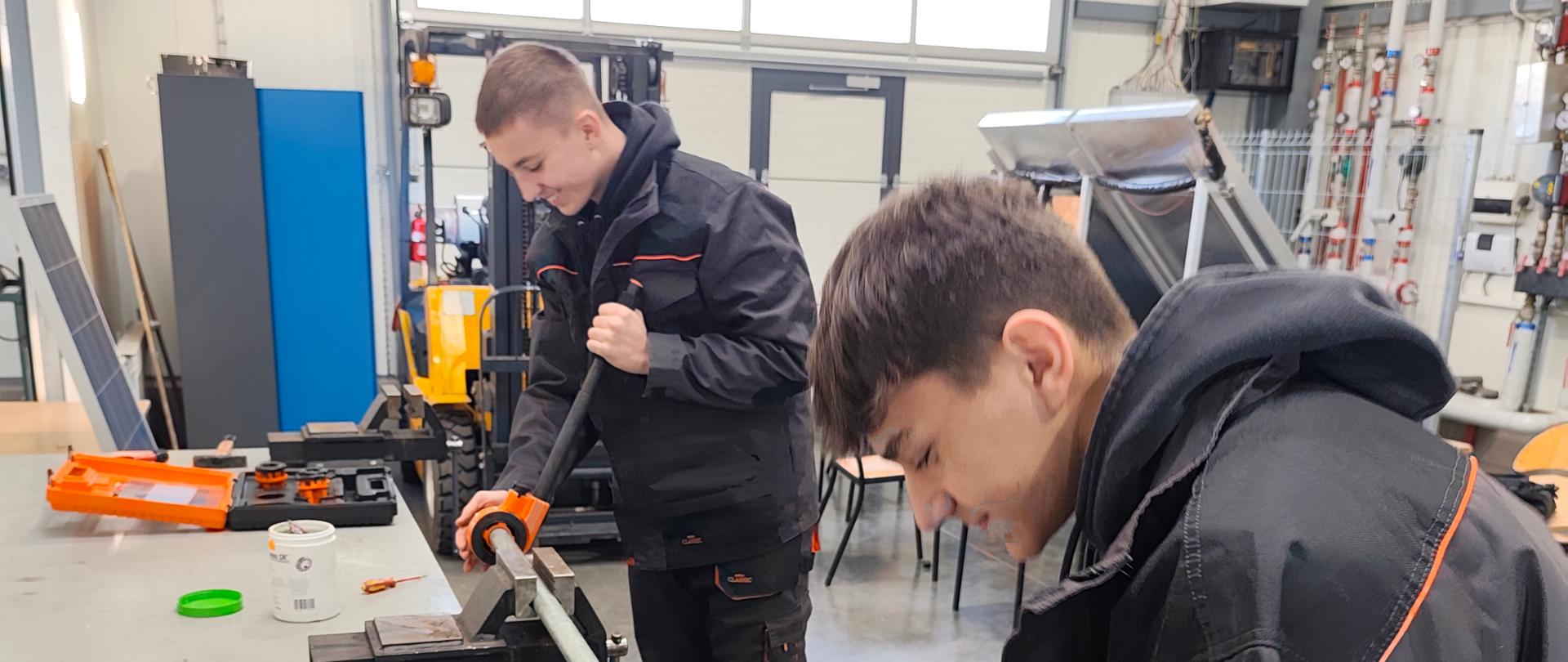 Uczniowie klasy 1BTR technikum urządzeń i systemów energetyki odnawialnej w czasie zajęć praktycznych gwintujący rurkę do wody. Potoczek 27.01.2026