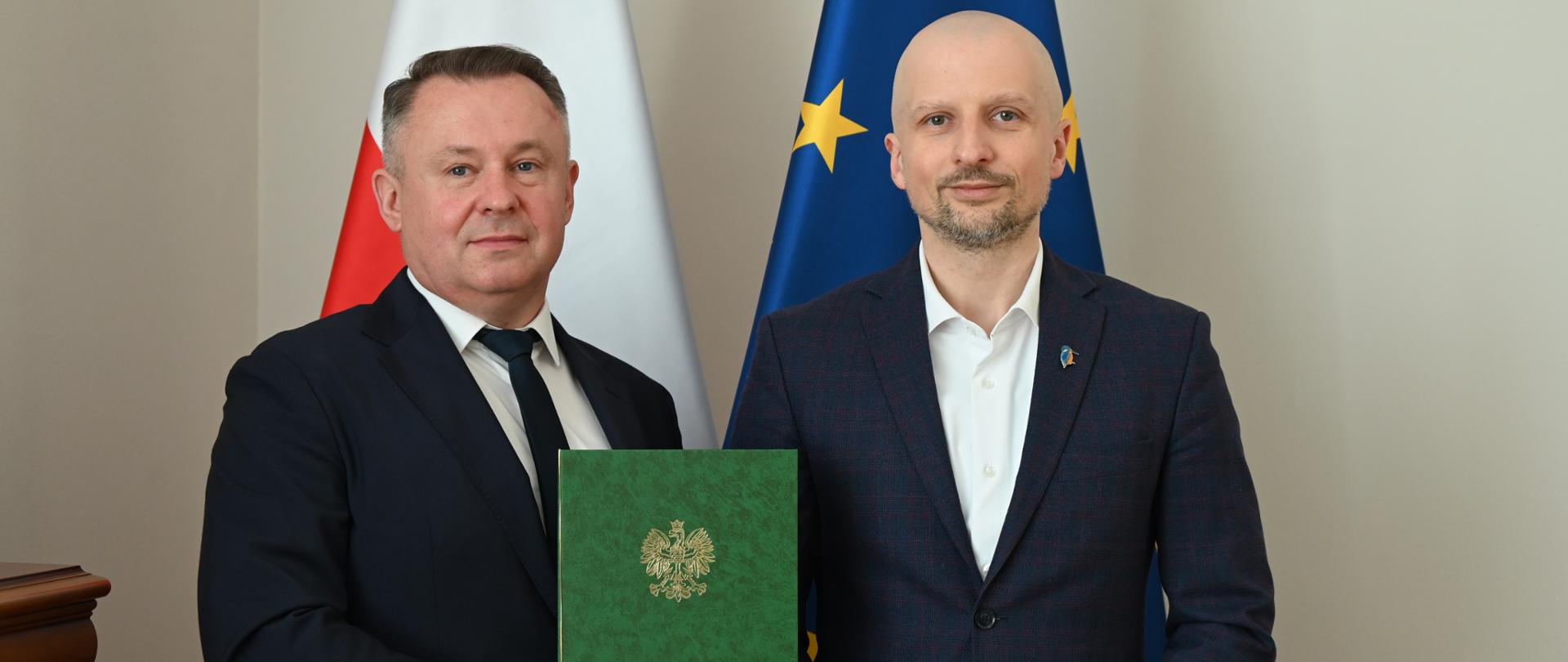 Wiceminister Mikołaj Dorożała wręczył nominację Grzegorzowi Łukaszukowi nowemu dyrektorowi Poleskiego Parku Narodowego