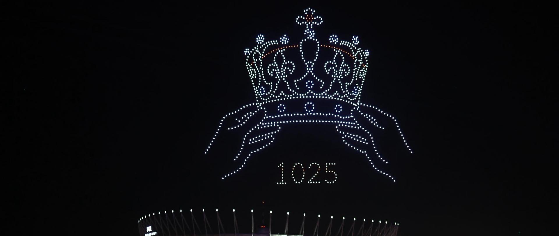 świetlista korona z liczbą 1025 na ciemnym niebie