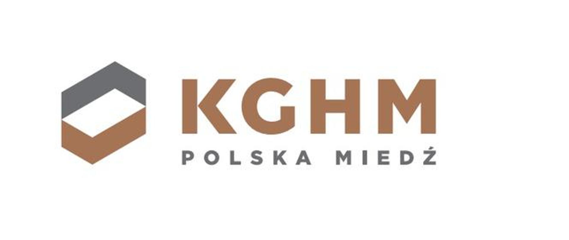 Na białym tle wyraz KGHM pod spodem napis Polska Miedź