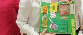 jedna z wybranych prac podczas narady jury konkursowego – jest to kolorowy lapbook z wyklejonymi, interaktywnymi częściami o tematyce produktów ekologicznych.