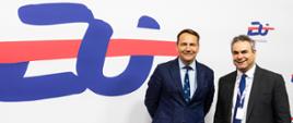 Minister spraw zagranicznych Radosław Sikorski na ściance z logo prezydencji, obok niego Mark Leonard, szef ECFR