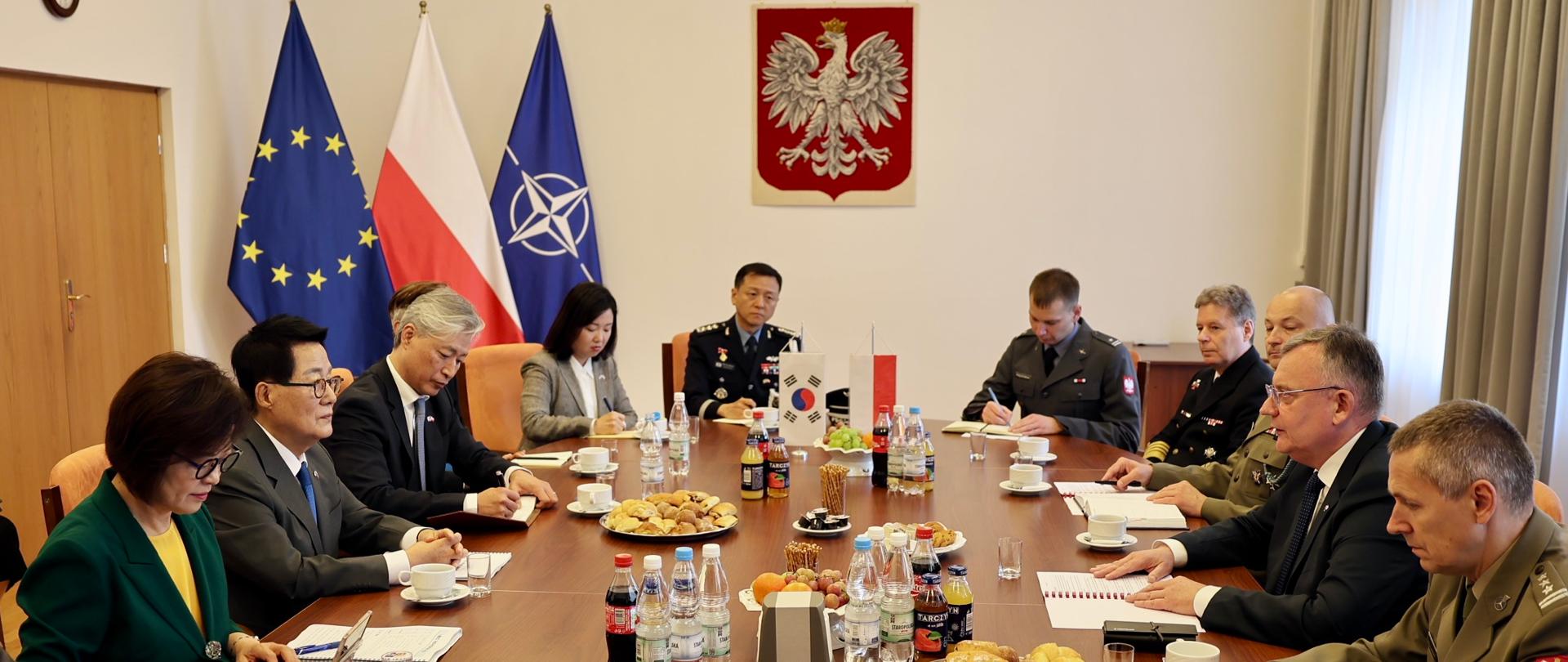 Wiceminister obrony narodowej Paweł Bejda, 28 lipca br. w Warszawie, odbył ważne spotkanie z panem Jie Won Parkiem, specjalnym wysłannikiem prezydenta Republiki Korei. Rozmowy koncentrowały się na zacieśnianiu dotychczasowej współpracy obronnej między Polską a Koreą Południową, a także na bieżącej realizacji zamówień sprzętu wojskowego.