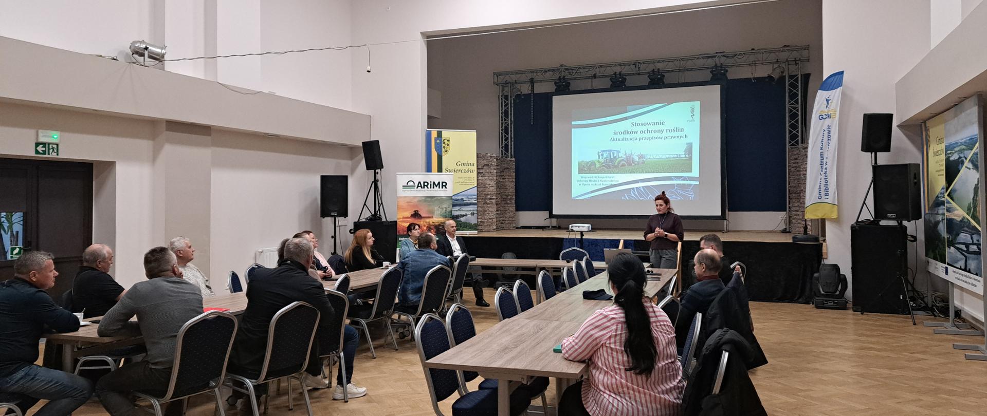 Inspektorzy zapoznają rolników z treścią prezentacji