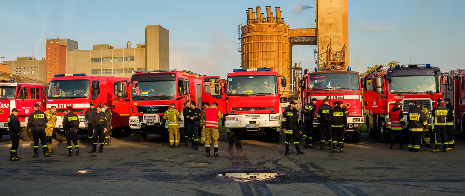 Zdjęcia przedstawiają strażaków wykonujących czynności ratownicze podczas ćwiczeń w dniu
27 października 2021 r na terenie zakładu Grupa Azoty S.A. w Tarnowie.