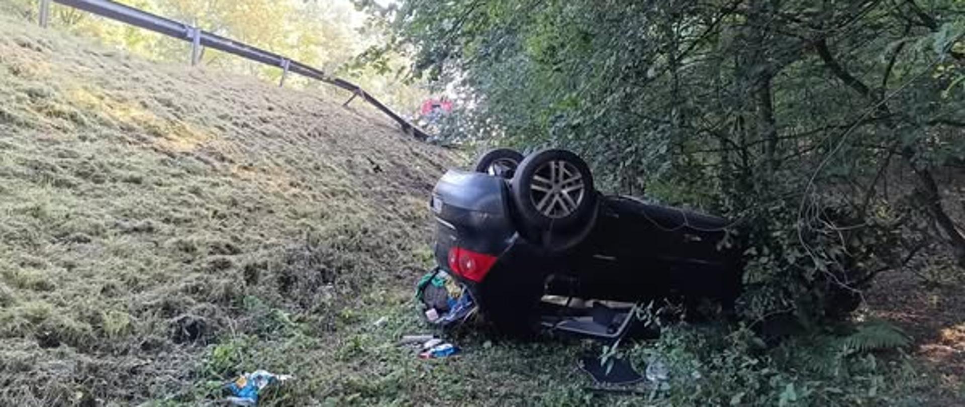 Samochó dosobowy w rowie