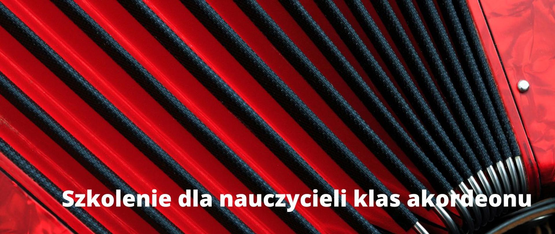 zdjęcie - czerwono-czarny, rozłożony miech akordeonu, na pierwszym planie napis "Szkolenie dla nauczycieli klas akordeonu"